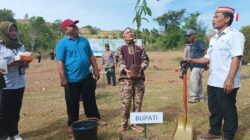 Bupati Gorontalo Nelson Tanam Pohon