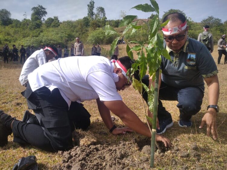 Bupati Gorontalo Nelson Tanam Pohon1