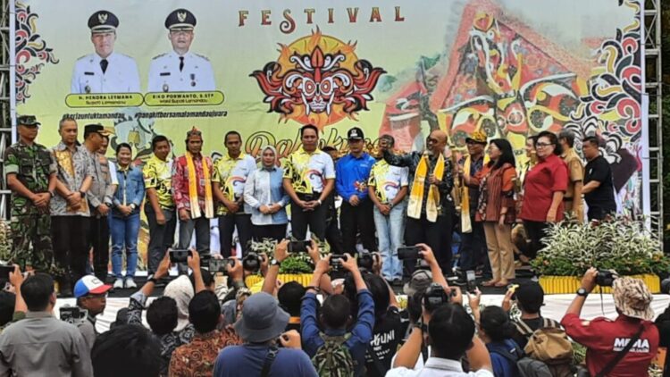 Bupati Hendra Resmi Buka Festival Babukung Tahun 2023