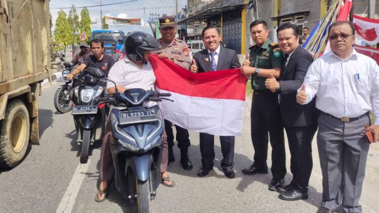 Polsek Simpang Kiri Ikuti Kegiatan Gerakan Nasional Pembagian Bendera Merah Putih