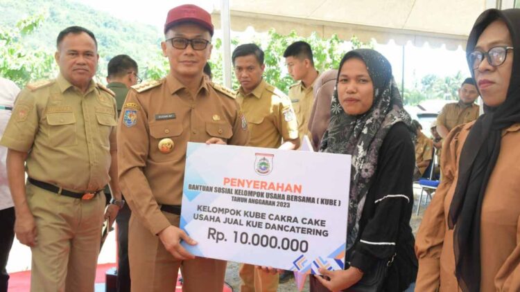 Serahkan Bansos KUBE, Pj Gubernur Sulbar Ingin Penerima Bantuan Berlomba Kembangkan Usahanya