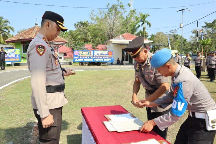 Kapolres Pesisir Barat Pimpin Upacara Serah Terima Jabatan Kapolsek Pesisir Utara