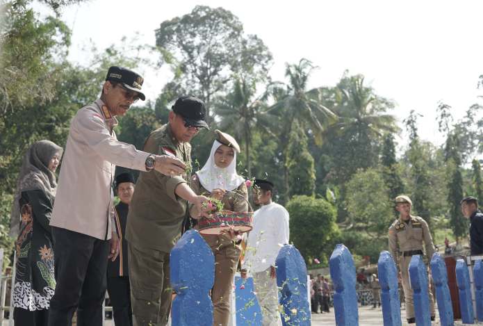 Bupati Safaruddin Pimpin Upacara Tabur Bunga Praja Muda IPDN Kampus Sumatera Barat di TMP Lurah Kincia Situjua Batua.