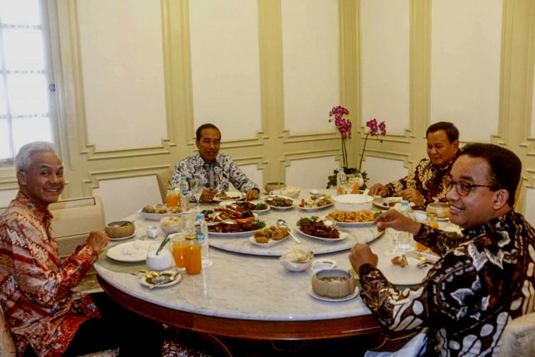 Penuh Keakraban, Presiden Jokowi Santap Siang Bersama Tiga Capres di Istana Merdeka