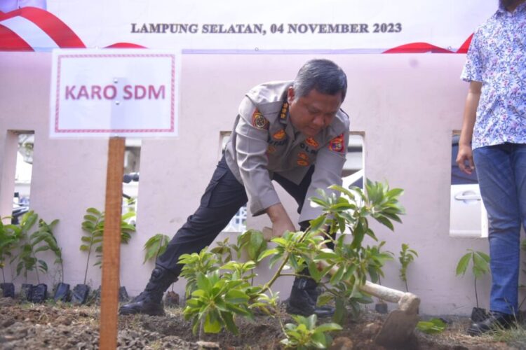 Rakorbin SDM Polri dan PNS 2023, Biro SDM Polda Lampung Bagikan 1.000 Paket Sembako, Bakti Kesehatan dan Tanam Pohon
