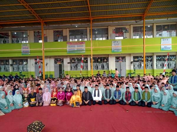 Hendri Sapta Tinjau Pembelajaran Keminangkabauan di SMPN 5 Kota Padang