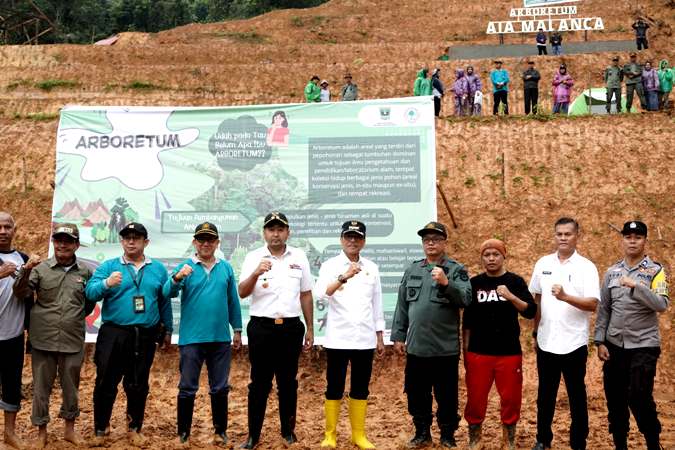 Bupati Lima Puluh Kota Dampingi Wagub Sumbar Yanam Pohon di Air Malanca