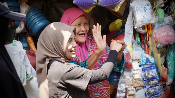 Masyarakat Madiun Sambut Antusias Atikoh Ganjar saat Blusukan ke Pasar