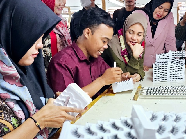 Siti Atikoh Dialog dengan Pekerja Pabrik Bulu Mata
