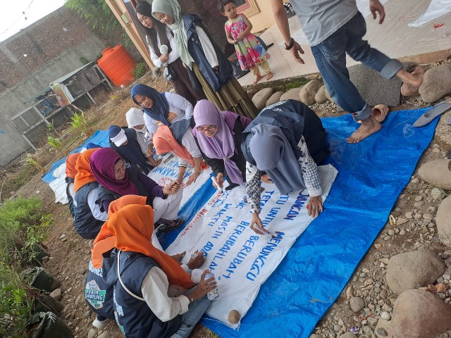 Relawan AMIN di Makassar Buat Spanduk Berbahan Karung