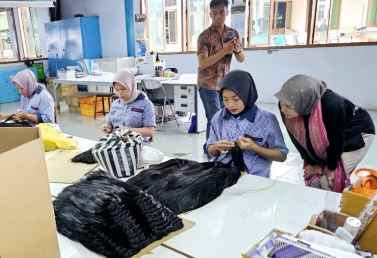 Atikoh Ganjar Kunjungi Pekerja Pabrik Pembuat Wig di Purbalingga