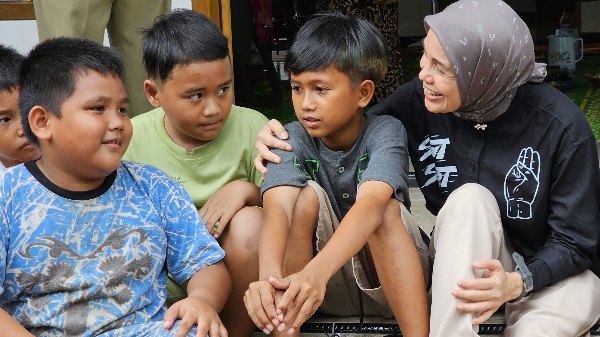 Atikoh Ganjar Ngobrol dengan Anak-Anak: Jangan Acungkan Jari