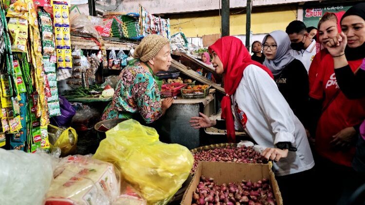 Atikoh Ganjar Blusukan ke Pasar di Semarang: Jaga Stabilitas Harga!