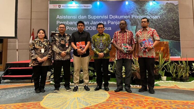 Ditjen Bina Bangda Serahkan Rekomendasi Pengembangan Wilayah Papua 20 Tahun ke Depan