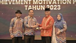 Gubernur Mahyeldi Raih Anugerah Tokoh Keterbukan Informasi Sumbar 2023