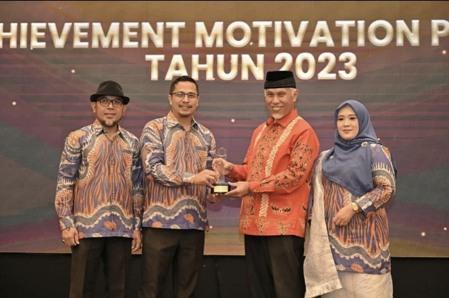 Gubernur Mahyeldi Raih Anugerah Tokoh Keterbukan Informasi Sumbar 2023