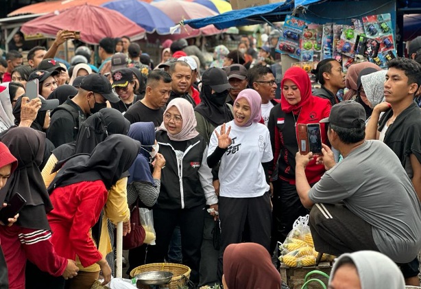 Blusukan ke Pasar di Lampung, Atikoh Ganjar Ucapkan Selamat HUT PDIP ke-51