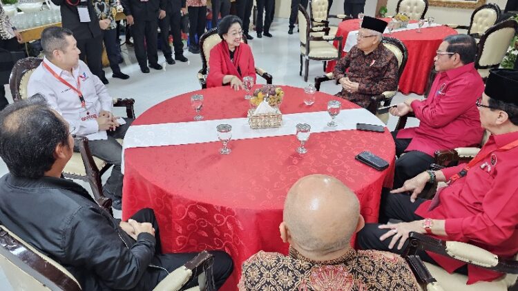 Bersama Ganjar hingga Prananda, Megawati Potong Tumpeng HUT Ke-51 PDIP