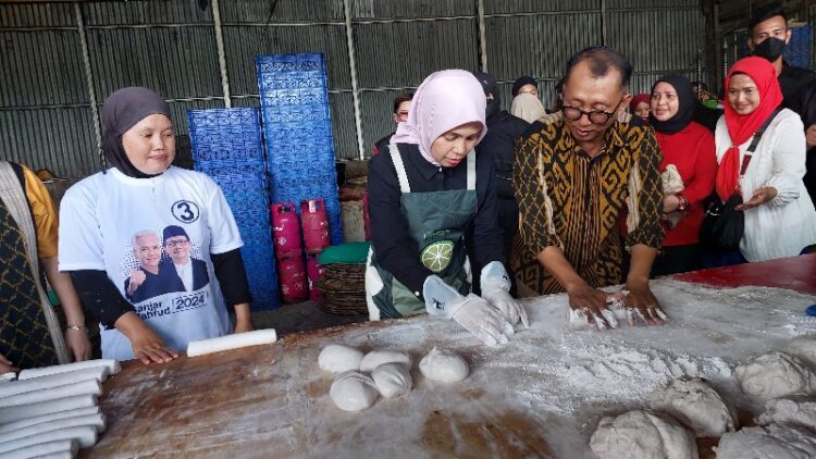 Atikoh Ganjar Jajal Proses Pembuatan Kerupuk Kemplang Palembang