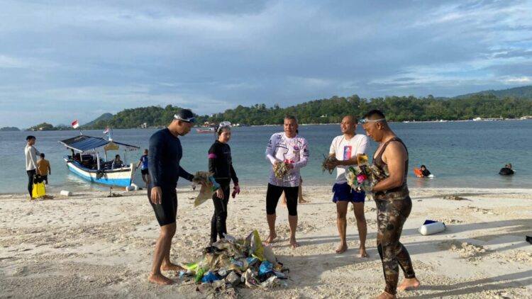 Jaga Ekosistem Laut, Polda Lampung Bersih-bersih Pantai