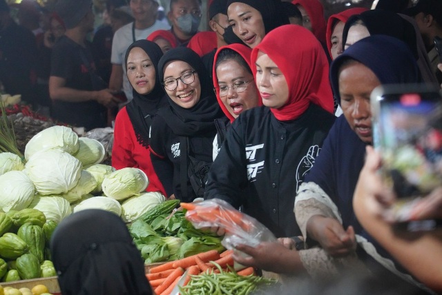 Blusukan Ke Pasar Baru Probolinggo, Atikoh Ganjar Disambut Hangat Pedagang dan Masyarakat