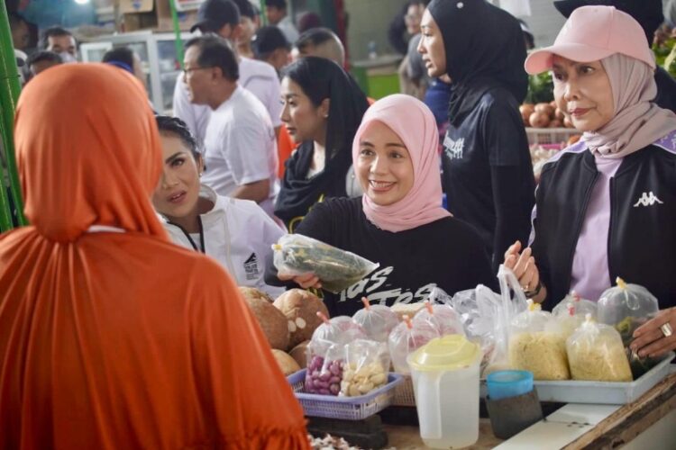 Krisdayanti Temani Siti Atikoh Blusukan ke Pasar Ora-ora Dowo Malang