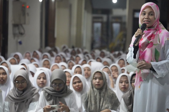 Putri Pendiri NU Alm.KH Wahab Chasbulla dan Para Santri Sambut Meriah Siti Atikoh