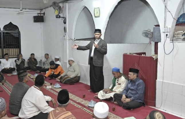 Gubernur Mahyeldi Tausiah Subuh di Masjid An-Nur Batu Karuik