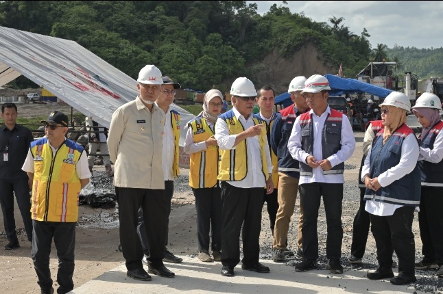 Menteri PUPR Tinjau Jalan dan Jembatan Lintas Sumatera yang Rusak di Sumbar