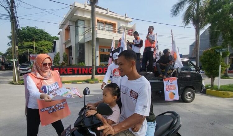 Seger Bener! Flashmob Kampanye Caleg PKS Teti Lestari di Cikarang Barat Bagikan Jeruk 