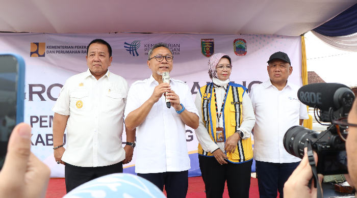 Mendag Zulkifli Hasan dan Gubernur Arinal Djunaidi saat menghadiri peresmian dimulainya revitalisasi Pasar Natar, Lampung Selatan.