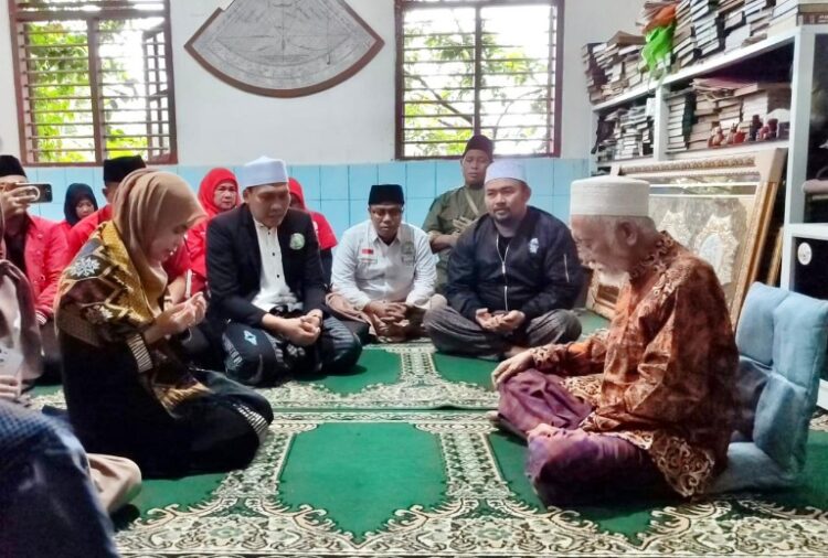 Siti Atikoh Disambut Hangat Saat Silaturahmi ke Kediaman Abuya Muhtadi