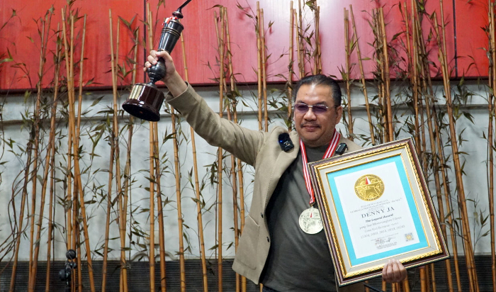 Sukses Menangkan Capres 5 Kali Berturut-turut, Denny JA Dianugerahi The Legend Award 