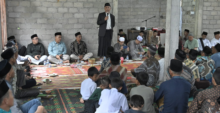 Gubernur Sumbar Mahyeldi saat meresmikan Masjid Nurul Jannah Indah di Jorong Solok Badak, Nagari Limo Koto, Kecamatan Koto VII, Kabupaten Sijunjung.