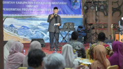 Gubernur Sumbar, Mahyeldi Ansharullah saat mengunjungi Kabupaten Mentawai/Humas Sumbar.