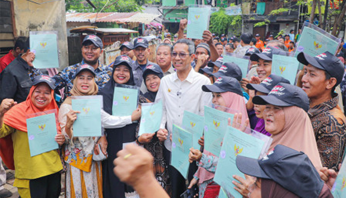 Pj Gubernur Jakarta menyerahkan 21 sertifikat tanah kepada warga Pegangsaan dua, Kelapa Gading, Jakarta Utara.