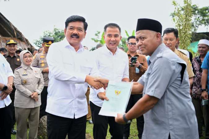 Didampingi Pj Gubernur Jabar, Menteri ATR Hadi Tjahjanto Bagikan 1.000 Sertifikat untuk Warga Bogor