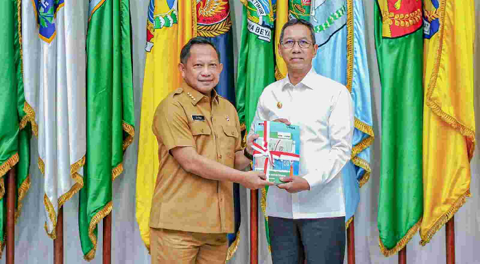 Pj Gubernur Jakara, Heru Budi Heru Hartono menerima secara dokumen strategi nasional pendidikan antikorupsi dari Kemendagri/Berjak