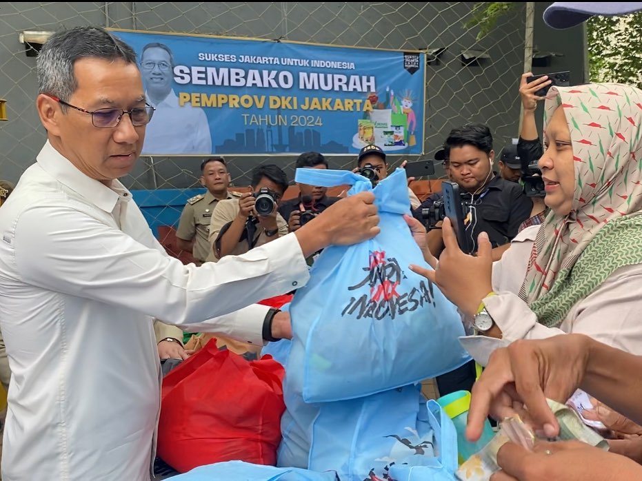 Pj Gubernur DKI Jakarta Heru Budi Hartono menyerahkan bantuan Bansos Pemprov Jakarta ke warga.