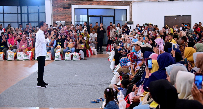 Serahkan Bantuan Pangan di Tangsel, Presiden Jokowi Pastikan Bansos Sampai ke Masyarakat 