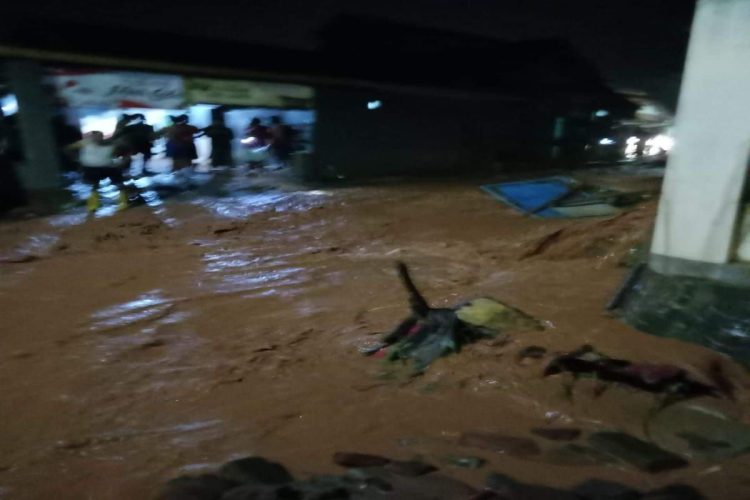 Sedang Tarawih, Warga Desa Wangandono Pekalongan Diterjang Banjir Bandang, Dua Orang Hanyut Ditemukan Meninggal
