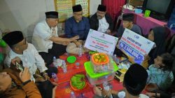 Kunjungan Singgah Sahur, Gubernur Mahyeldi Serahkan Bantuan Bedah Rumah Senilai Rp32,5 Juta