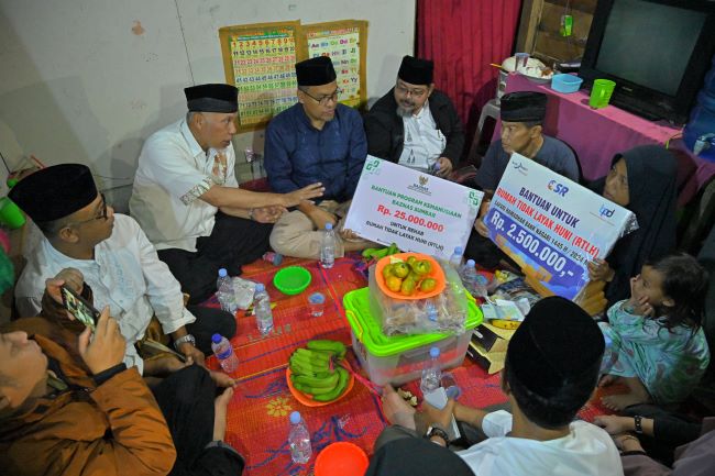 Kunjungan Singgah Sahur, Gubernur Mahyeldi Serahkan Bantuan Bedah Rumah Senilai Rp32,5 Juta