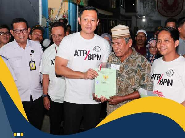 Di Samarinda Menteri AHY Serahkan Sertifikat Hasil PTSL Langsung ke Rumah Warga