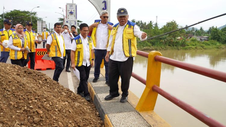 Didampingi Gubernur Mahyeldi, Menteri Basuki Tinjau Penanganan Pascabencana Banjir di Sumatera Barat
