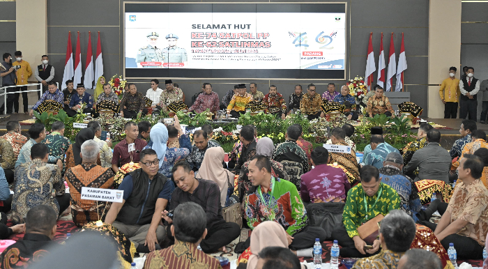 Sambut Peringatan HUT Satpol PP dan Satlinmas, Gubernur Sumbar Jamu Mendagri Makan Bajamba