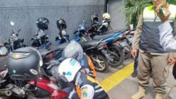 Petugas Gabungan Jakarta Selatan Tertibkan PKL dan Parkir Liar di Kebayoran Baru