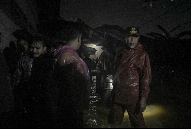 Gubernur Mahyeldi Tinjau Kondisi Masyarakat Korban Banjir di Kota Padang