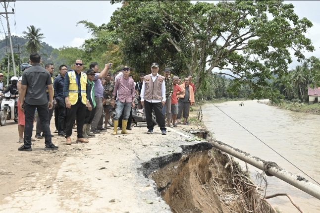 Gubernur Mahyeldi Fokuskan Bantuan untuk Korban Bencana di Pesisir Selatan