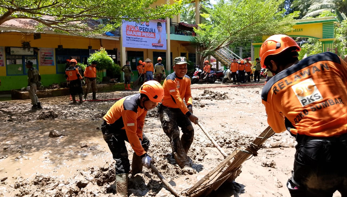 Bantu Bersihkan Fasilitas Umum Akibat Dampak Banjir, DPW PKS Sumbar Turun 150 Tim PKS Peduli
